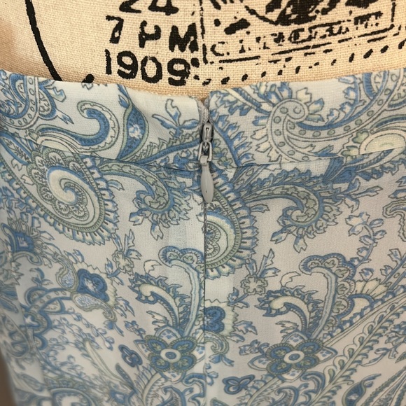 Fully lined, polyester ruffled lt blue paisley skirt by Ann Taylor, NWT. Size 6 - Picture 4 of 6